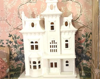 1:144 Großes viktorianisches Haus, Puppenhaus-Miniatur, geschwungenes Mansardendach, 3D gedruckt weiß, unbemalt mit Tisch von à la miniature auf Etsy