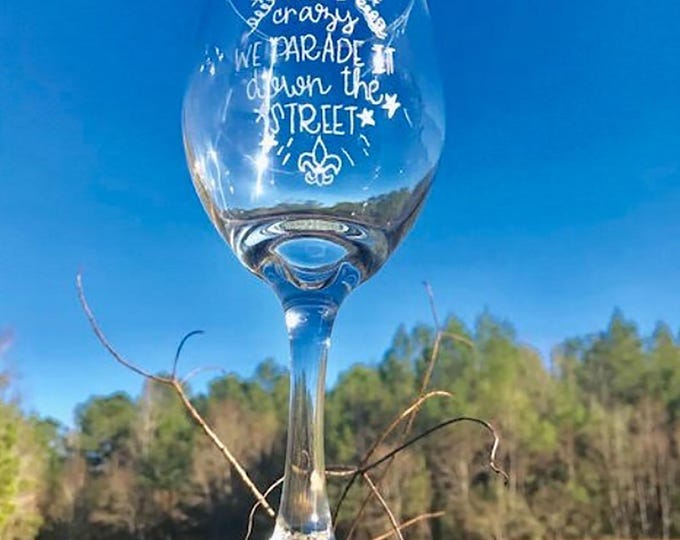 Hand Engraved Mardi Gras Wine Glass, Fleur de Lis Parade Design