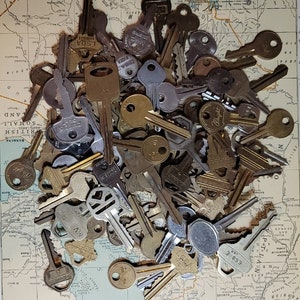 Vintage Vielzahl von Schlüsseln, 12 zufällige Schlüssel, Verzierungen, veränderte Kunst, Steampunk-Dekor