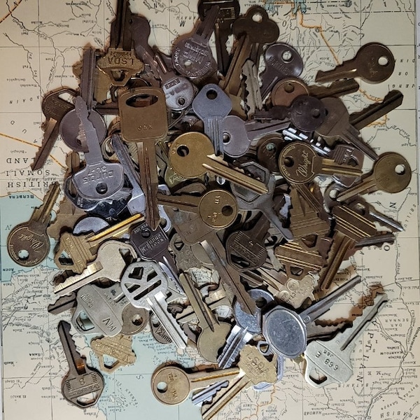 Vintage Variety of Keys,12 Random Keys, Assemblage, Embellishments, Altered Art, Steampunk decor