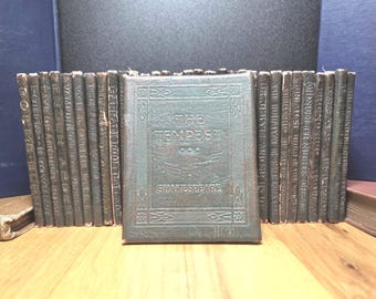 I libri della Green Little Leather Library coprono i classici Stevenson Wilde Kipling Browning Coleridge Gilbert Shakespeare Tennyson Emerson Thoreau