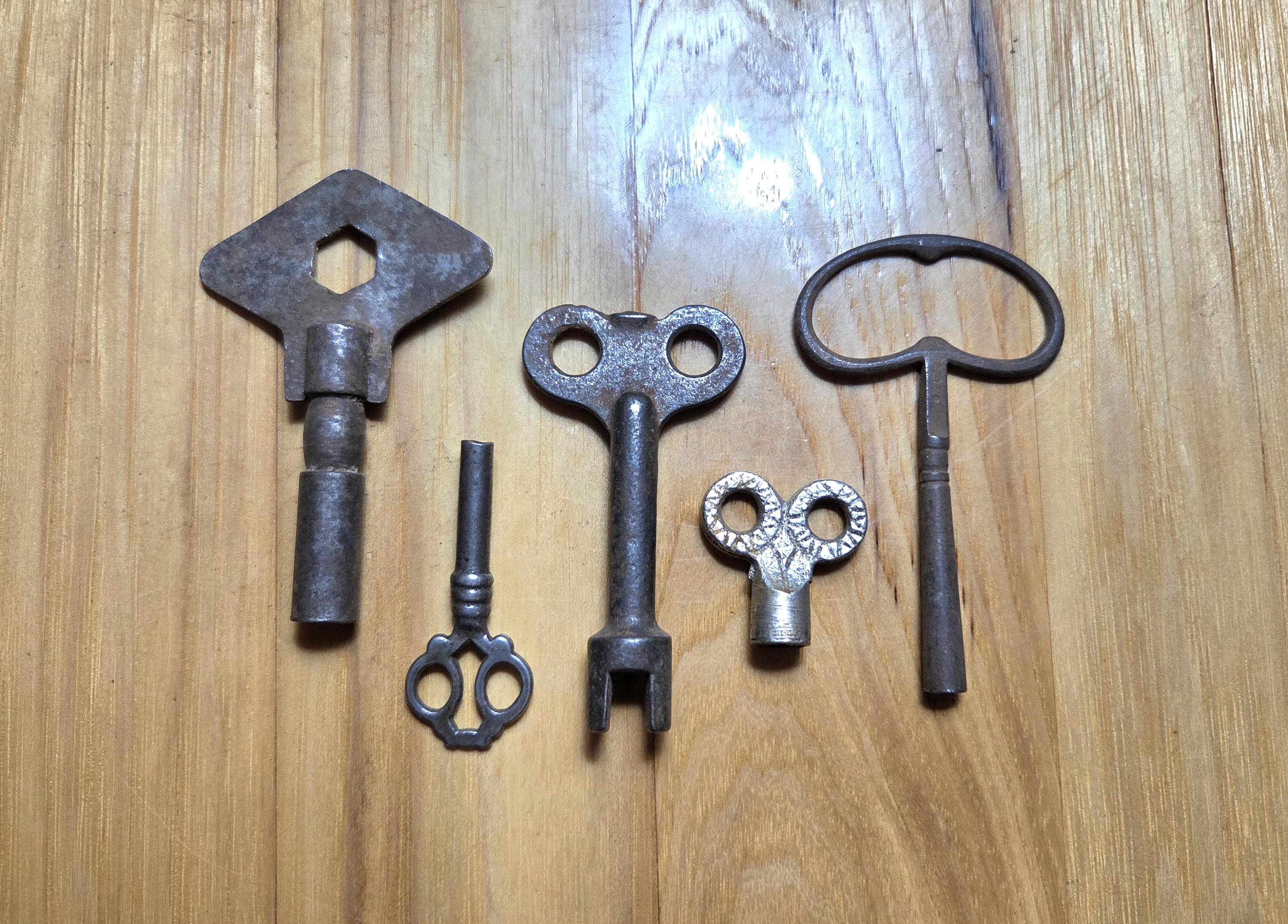 Clé De Remontage Ancienne Pour Horloge Comtoise / Cheminée – Métal – 4,7 Cm – Modèle Générique