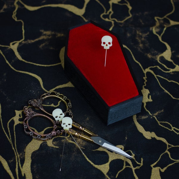Alfiletero de ataúd con alfileres de cabeza de calavera de Deadly Notions
