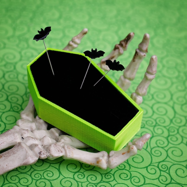 Tödliche Notions Acid Grün und Schwarz Sarg Nadelkissen mit Fledermaus Kopf Pins | Gruselige Geschenke | Geschenke für Fledermaus-Liebhaber