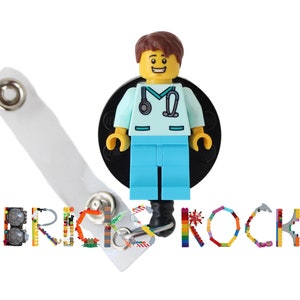 Bobine d'insigne d'infirmière docteur Aqua Scrubs faite avec LEGO® Minifigure™ Homme Pédiatrie Porte-badge d'identité image 1
