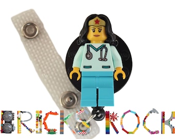 Bobine de badge Wonder Woman™ Nurse Doctor Aqua Scrubs fabriquée avec LEGO® Minifigure™ - Pédiatrique - Porte-badge d'identité - Super-héros