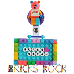 Funda para credencial de identificación personalizada de color azul medio, hecha con LEGO® Custom Name Badge Buddy.