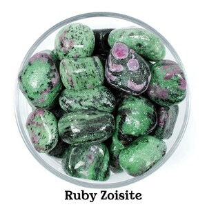 Rubinowy kamień zoisytowy, naturalny kryształ anyolitu dla energii serca, pasji i witalności