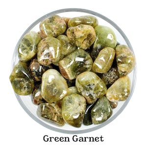 Piedra rodada de granate verde, manifestación de riqueza, gema para rituales del chakra del corazón