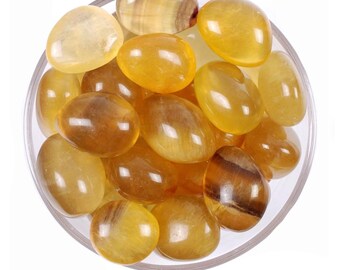 Piedra rodada de fluorita amarilla, cristal solar dorado, gema para claridad mental y rituales de altar.