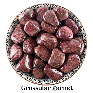 Grossulär granat tumlade stenar, Grossulär granat, tumlad granatsten, Stjärnteckenet sjunger Oxen, Skytten, Lejonet, Jungfrun, Stenbocken, Gåvor, Ädelsten