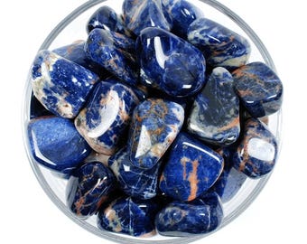 Piedra rodada de sodalita, lógica e intuición, gema ritual para el chakra del tercer ojo.