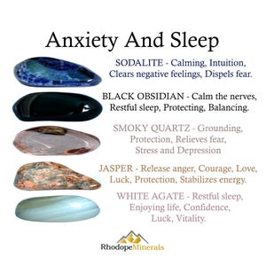 Può includere: Una collezione di cinque pietre levigate intitolata Anxiety And Sleep. Le pietre includono sodalite blu, ossidiana nera, quarzo fumé marrone, diaspro maculato e agata bianca. Ogni pietra è elencata con un testo descrittivo. In basso il logo RhodopeMinerals.
