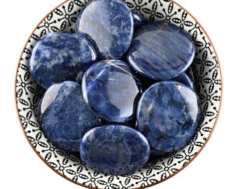 Piedra de palma de sodalita, cristal de lógica azul real, gema para la intuición y la sanación en rituales de altar.