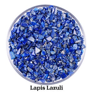 Piedras de lapislázuli en fragmentos, sabiduría y verdad, pequeños cristales rituales, piedras preciosas curativas