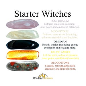 Op de afbeelding: Afbeelding getiteld "Starter Witches" met vijf gepolijste edelstenen: rozenkwarts, maansteen, obsidiaan, Baltische barnsteen en bloedsteen. Elke steen is gelabeld met zijn naam en eigenschappen.