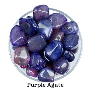 Piedra pulida de ágata púrpura, cristal violeta pulido, gema para rituales de armonía y altar.