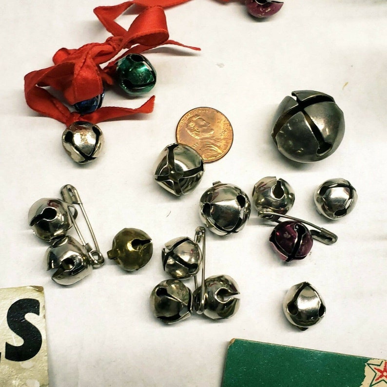 43 Vintage Christmas Jingle Bells Multi Color /& Silver Mini Original Cards
