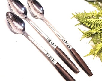 Cucharas de té MCM Ekco Eterna con mangos de madera y cubiertos de acero inoxidable, estilo mediados de siglo (años 60).