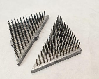 2 alfileres entrelazados de metal vintage para arreglos florales.