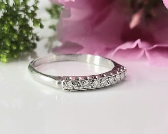 Mid-century platinum and diamond wedding/engagement/stacking ring or band.  .15 DTW, size 6  LV506
