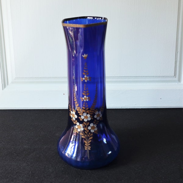 Un Vase en Verre Bleu