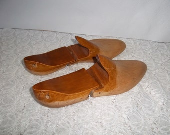 Pair of wooden Shoe last, form, stretcher, Paris – French vintage-French décor – embauchoirs forme chaussures