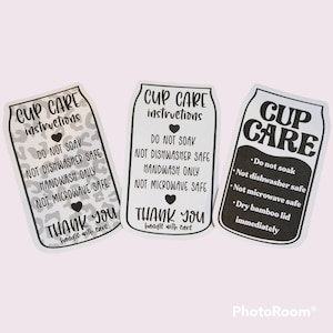 Puede incluir: Tres etiquetas blancas con texto y gr&aacute;ficos negros, cada una con las palabras "Cup Care" e instrucciones para el cuidado de una taza. La primera etiqueta tiene un fondo de estampado de leopardo. La segunda etiqueta tiene un dise&ntilde;o de lata simple. La tercera etiqueta tiene un dise&ntilde;o de lata simple con una lista de instrucciones con vi&ntilde;etas.