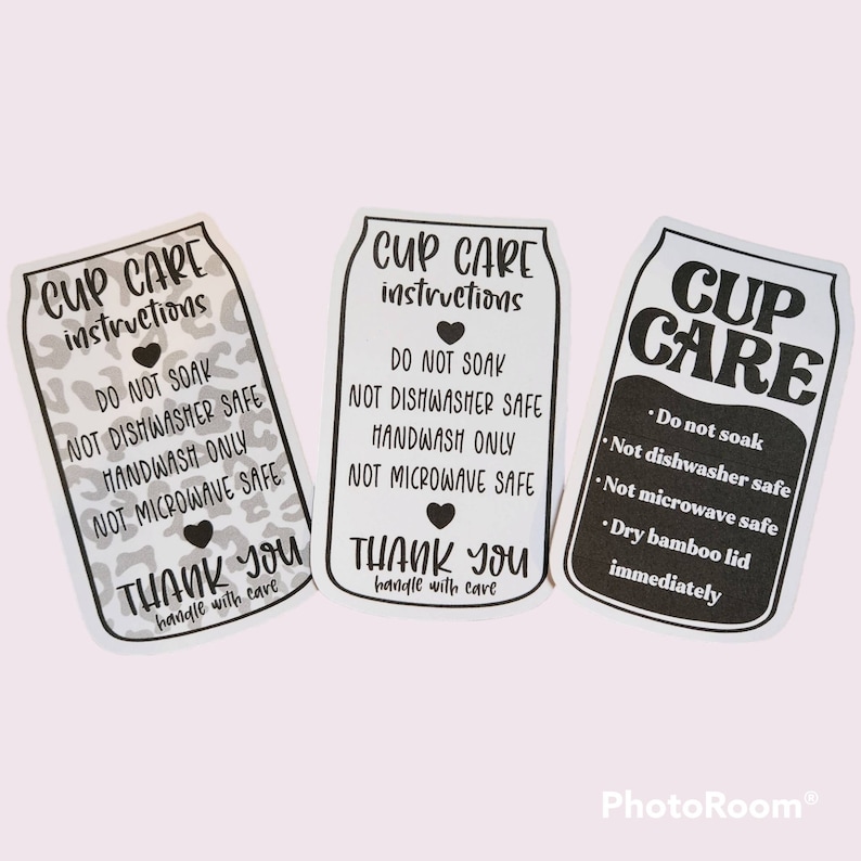Puede incluir: Tres etiquetas blancas con texto y gr&aacute;ficos negros, cada una con las palabras "Cup Care" e instrucciones para el cuidado de una taza. La primera etiqueta tiene un fondo de estampado de leopardo. La segunda etiqueta tiene un dise&ntilde;o de lata simple. La tercera etiqueta tiene un dise&ntilde;o de lata simple con una lista de instrucciones con vi&ntilde;etas.