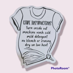 Peut inclure: Illustration en noir et blanc d'un t-shirt avec des instructions d'entretien&nbsp;: retourner &agrave; l'envers, laver en machine &agrave; froid, d&eacute;tergent doux, pas de javel ni de repassage, s&eacute;cher &agrave; basse temp&eacute;rature.