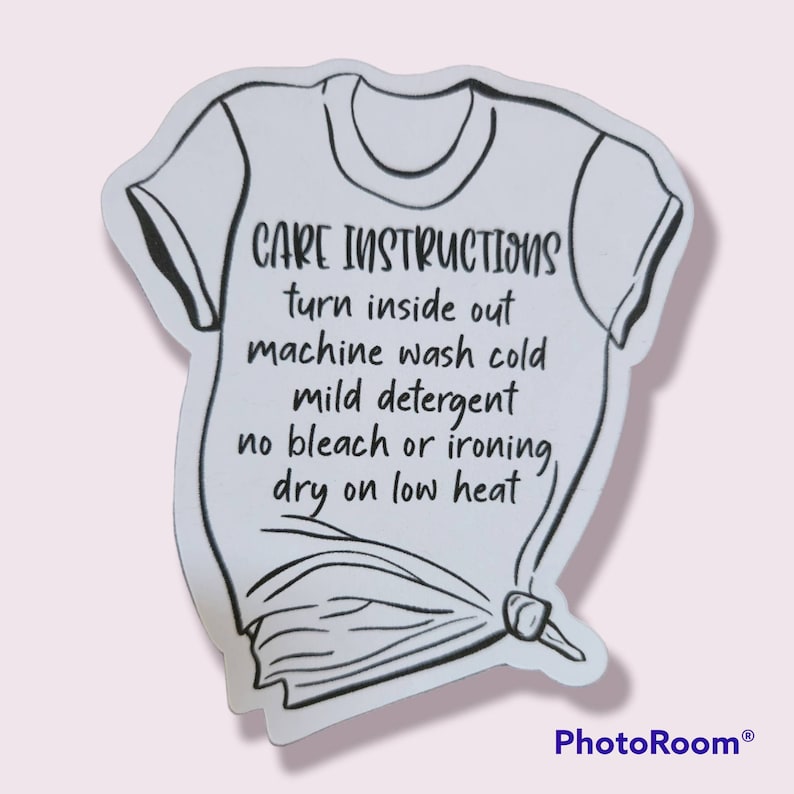 Peut inclure: Illustration en noir et blanc d'un t-shirt avec des instructions d'entretien&nbsp;: retourner &agrave; l'envers, laver en machine &agrave; froid, d&eacute;tergent doux, pas de javel ni de repassage, s&eacute;cher &agrave; basse temp&eacute;rature.