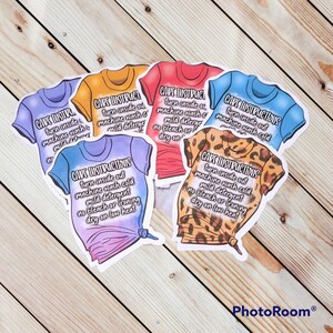 Peut inclure: Cinq &eacute;tiquettes de t-shirt thermocollantes color&eacute;es avec des instructions d'entretien. Les &eacute;tiquettes sont imprim&eacute;es sur un fond blanc avec du texte noir. Le texte indique : "Instructions d'entretien : Retourner &agrave; l'envers, laver en machine &agrave; froid, d&eacute;tergent doux, pas de javel ni de repassage, s&eacute;cher &agrave; basse temp&eacute;rature."
