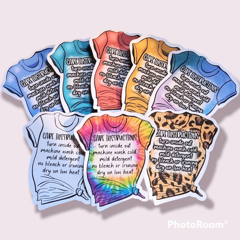 Peut inclure: Un ensemble de neuf &eacute;tiquettes thermocollantes color&eacute;es pour les instructions d'entretien des v&ecirc;tements. Chaque &eacute;tiquette a la forme d'un t-shirt et porte le texte "Care Instructions" avec des instructions pour laver et s&eacute;cher le v&ecirc;tement. Les instructions comprennent : retourner &agrave; l'envers, lavage en machine &agrave; froid, d&eacute;tergent doux, pas de blanchiment ni de repassage, s&eacute;chage &agrave; basse temp&eacute;rature.