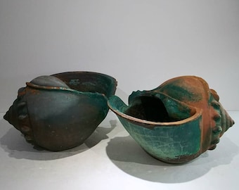 Par de jardineras francesas de terracota con forma de concha, estilo moderno de mediados de siglo.