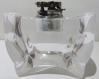 Accendino vintage in lucite e cromo, stile moderno di metà secolo.