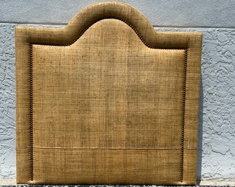 Cabecero de cama de tamaño completo estilo Harrison Van Horn, tapizado en tela de hierba, de estilo moderno de mediados de siglo, de rafia.