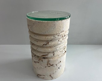 Mesa de bebidas Coquina de piedra coral maciza de mediados de siglo moderna. Cuatro disponibles mientras haya existencias.