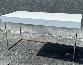 Escrivaninha estilo Milo Baughman com base em madeira laqueada e cromada, estilo moderno de meados do século XX.