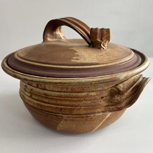 Puede incluir: Un juego de tres tazas de cerámica con acabado mate moteado. Las tazas son de color crema, gris claro y gris oscuro. Cada taza tiene un diseño simple y minimalista, ideal para café o té.