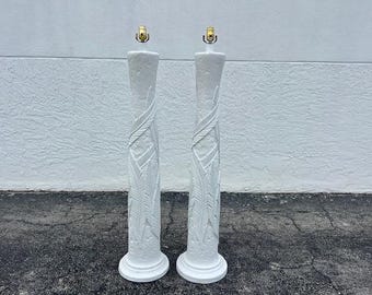 Par de lámparas de pie de columna de yeso con hojas de plátano, iluminación moderna de mediados de siglo