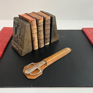 Ensemble d'accessoires de bureau, coupe-papier et ciseaux avec étui en cuir Italie Années 50