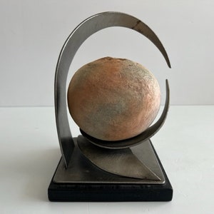 Tony Evans-stijl Raku Studio aardewerk en metalen sculptuur uit het midden van de eeuw modern kunstobject
