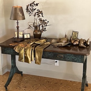 Puede incluir: Un juego de tres tazas de cerámica con un acabado mate moteado. Las tazas son de color crema, gris claro y gris oscuro. Cada taza tiene un diseño simple y moderno y un asa redondeada.