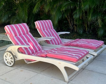 Paar Riviera Outdoor Chaises Lounges auf Rollen vom französischen Hersteller Triconfort Mid Century Modern Terrassenmöbel