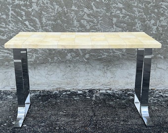 Escritorio de piel de cabra y cromo, estilo moderno de mediados de siglo, mesa consola de pergamino.
