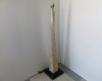 Lampada da terra Maitland Smith con struttura a mosaico in pietra, illuminazione moderna di metà secolo, prodotta nelle Filippine.