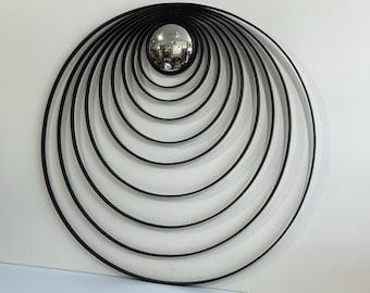 Espejo convexo con marco de aro de metal negro para decoración del hogar de estilo moderno de mediados de siglo.
