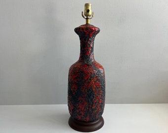 Lámpara de cerámica Rad con iluminación moderna de mediados de siglo con esmalte texturizado de lava pesada