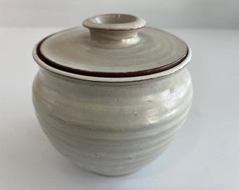 アーティストのサイン入り蓋付きスタジオ陶器ミッドセンチュリーモダンセラミックス