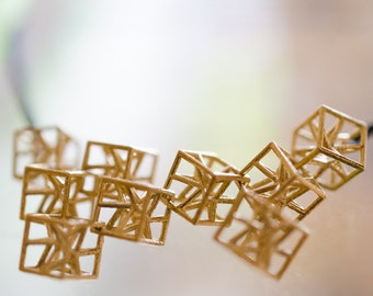 Collier géométrique et carré composé de cubes de laiton imprimés en 3D, cadeau pour architecte, ingénieur, étudiant ou professeur de mathématiques